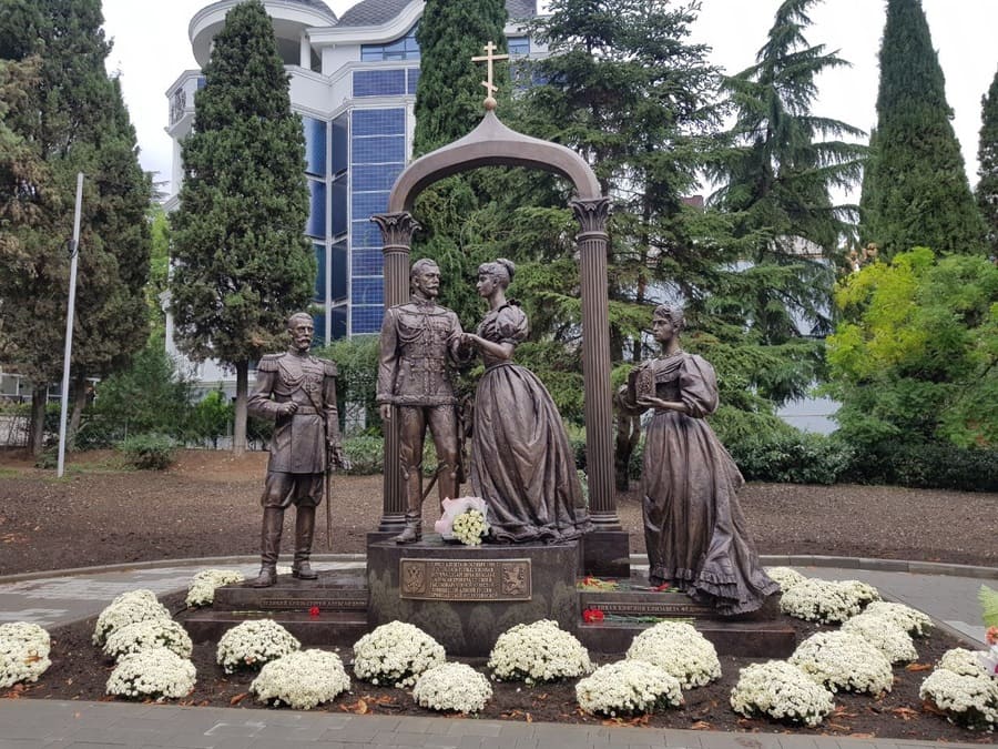 Памятник в Алуште, посвящённый Николаю Александровичу и Александре Фёдоровне Романовым